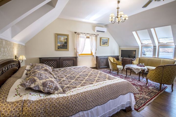 Room 10 of 83