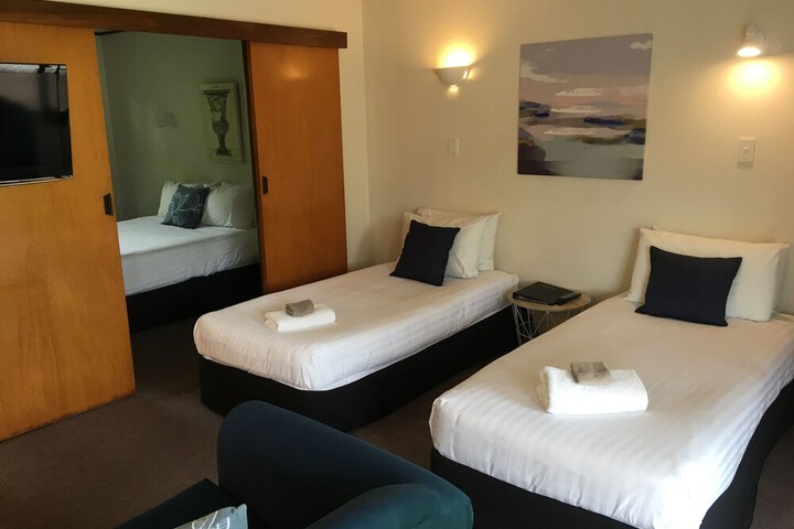 Room 33 of 141