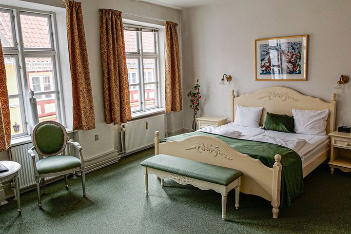 Room 45 of 214