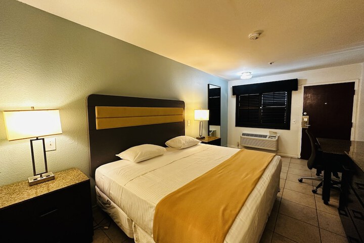 Standard Single Room 1 King Bed (12 of 14)