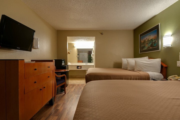 1 Queen Bed (7 of 12)