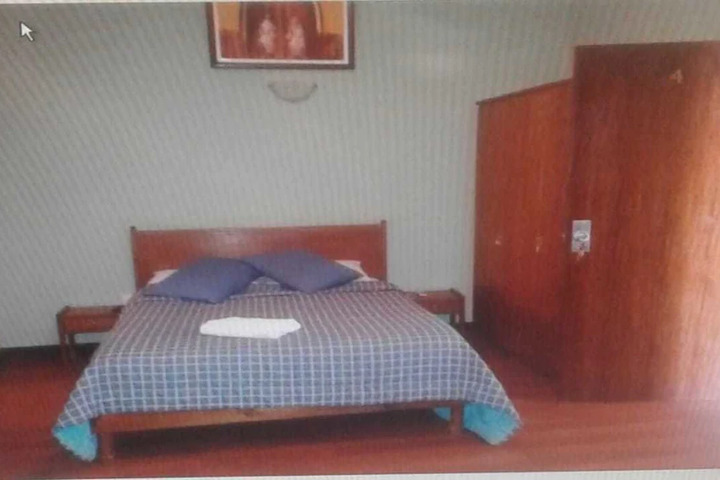 Room 6 of 8