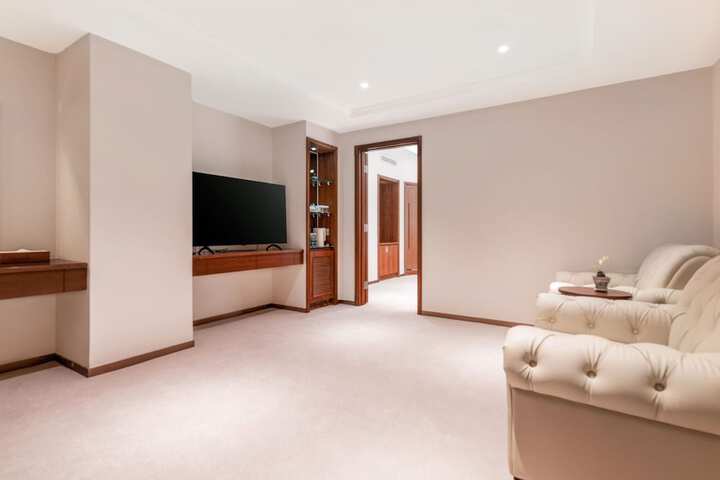 Room 16 of 42