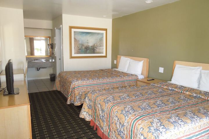 2 Queen Beds (4 of 7)
