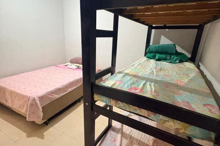 Casa de fundo aconchegante 4 solteiros ou 5 se 2 pessoas na casal