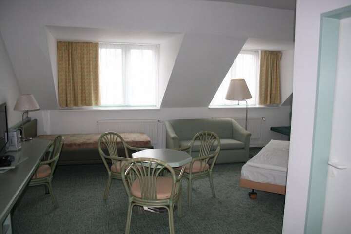 Room 10 of 34