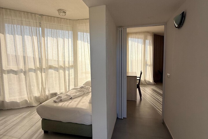 Room 16 of 32