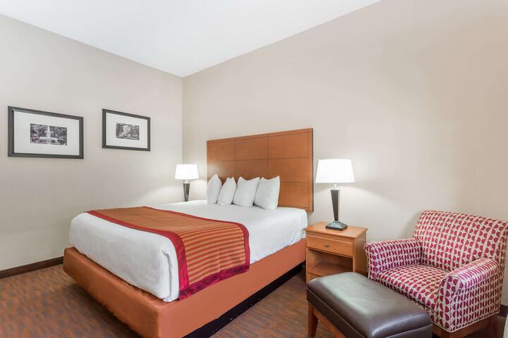 1 King Bed Mobility Accessible (5 of 10)