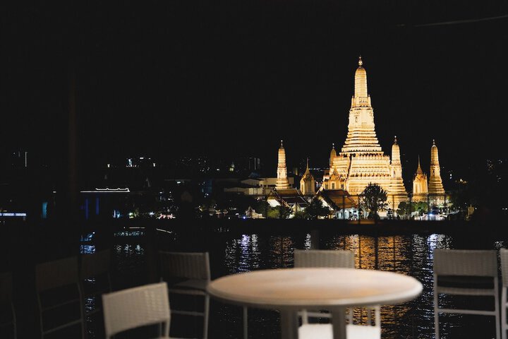 Lounge 48 of 76