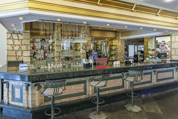 Lounge 86 of 105