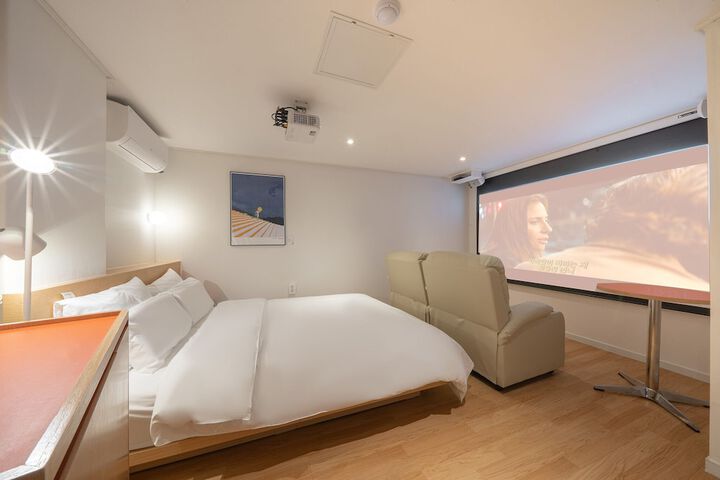 Room 52 of 100