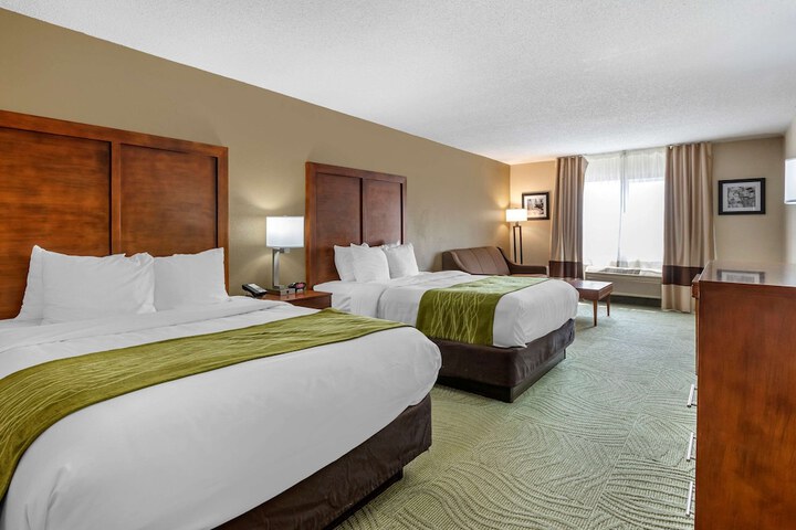 2 Queen Beds (7 of 18)
