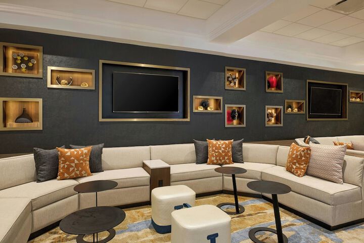 Lounge 48 of 73
