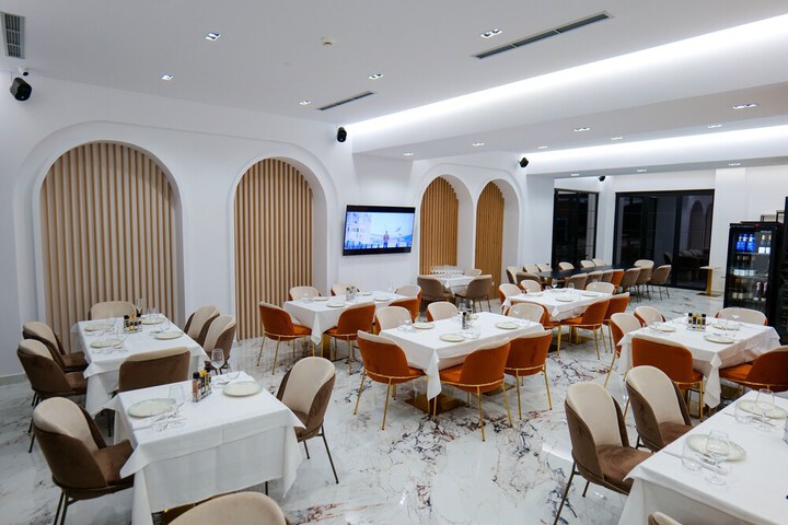 Dining 94 of 102