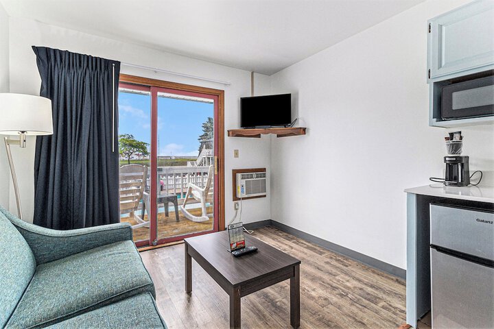 Economy Queen Bed Lake View Patio (82 of 82)