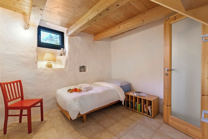 Room 2 of 34