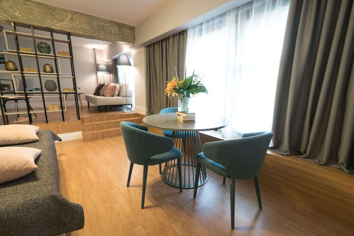 Room 30 of 102