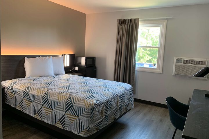 1 King Bed Micfridge (6 of 8)