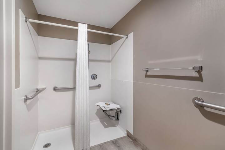 1 King Bed Business Plus Room, Microwave, Refrigerator Full Breakfast (5 of 36)
