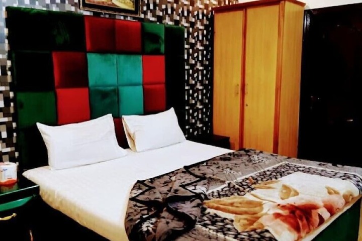 Room 4 of 11