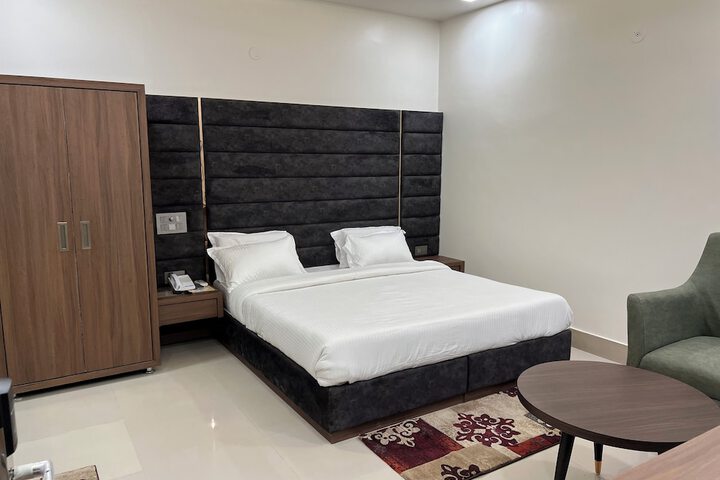 Room 6 of 221