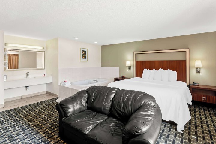 1 King Bed (12 of 14)