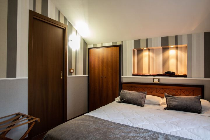 Room 3 of 52