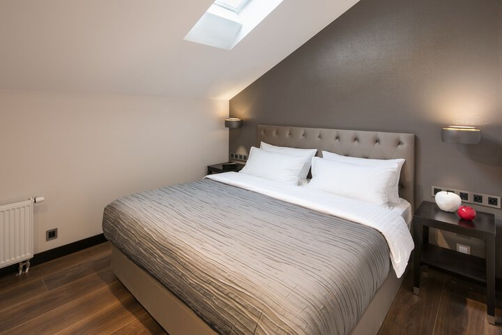 Room 10 of 77