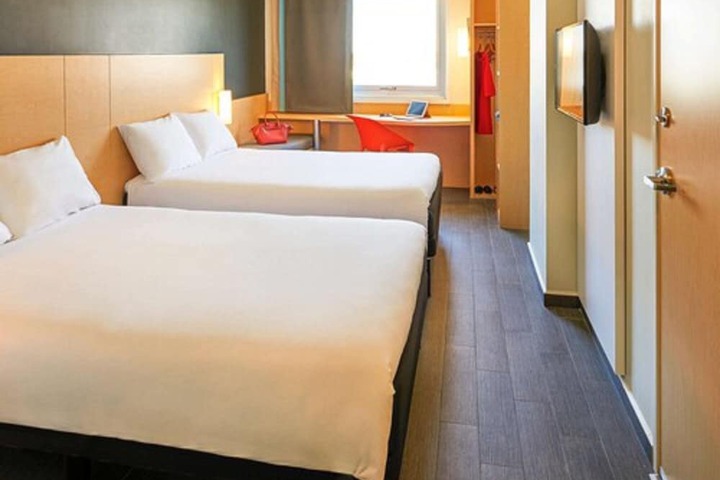 Room 2 of 41