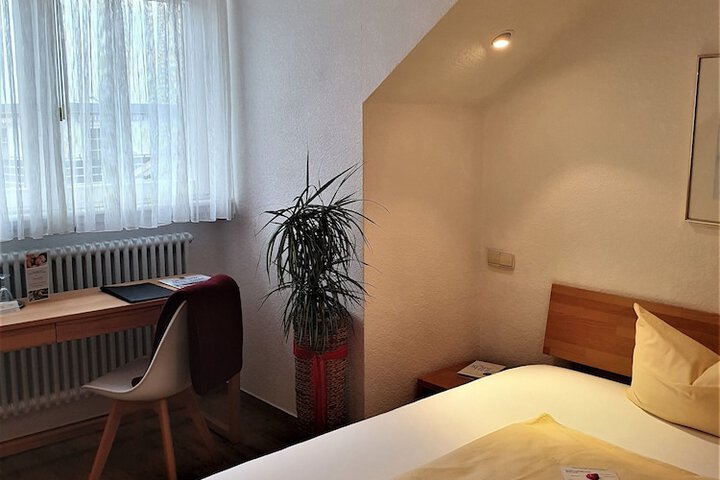 Room 9 of 42