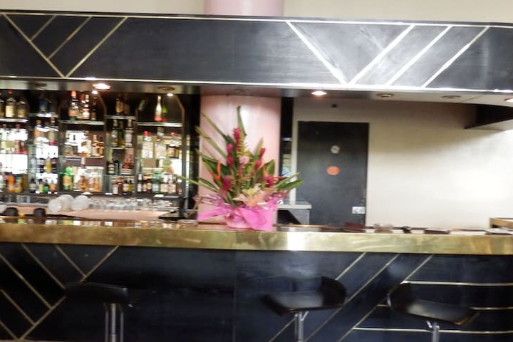 Lounge 8 of 9
