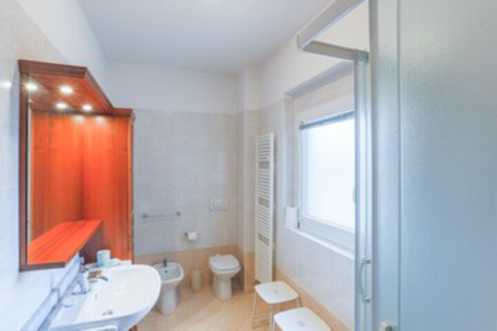 Room 2 of 32