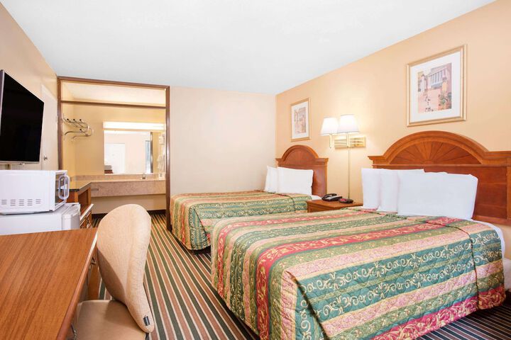2 Double Beds (3 of 6)