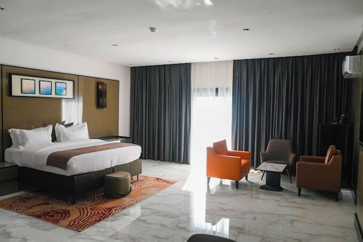 Room 6 of 63