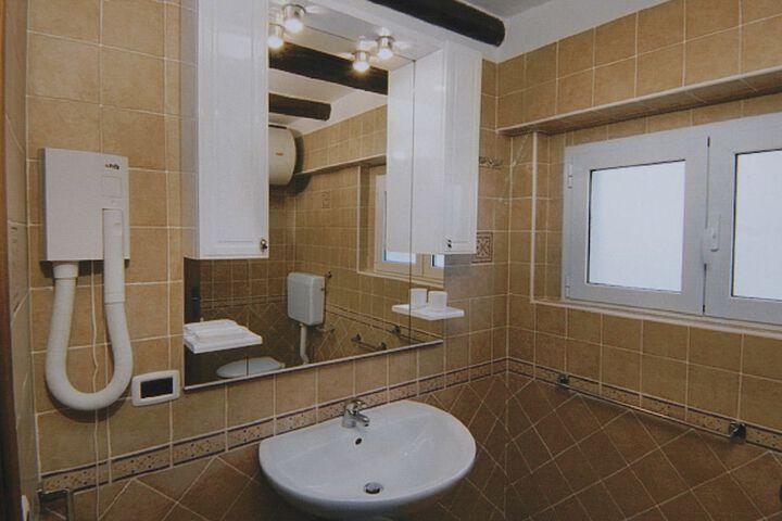 Room 14 of 37
