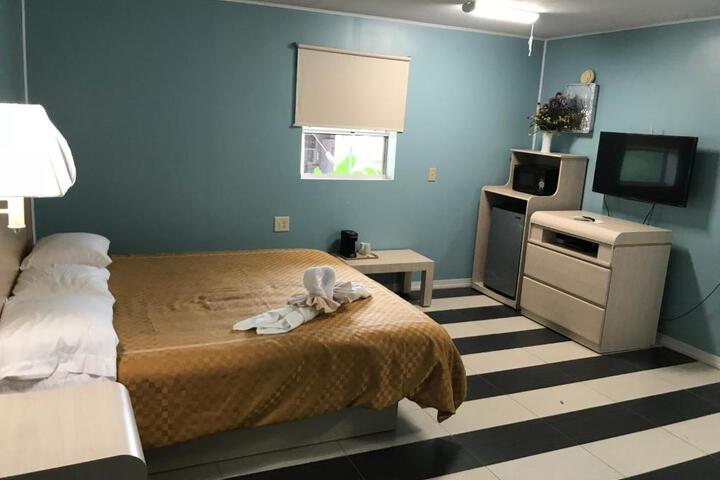 1 King Bed (1 of 6)