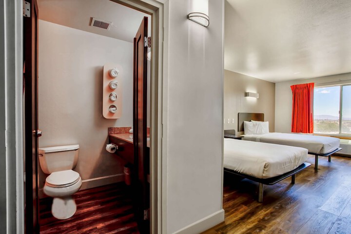 1 Queen Bed (3 of 10)