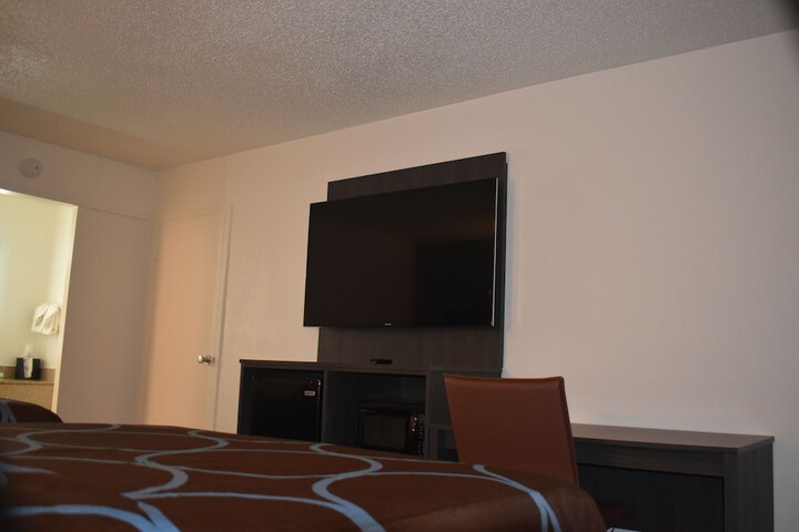 1 King Bed | (5 of 7)