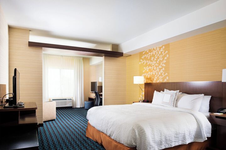 1 King Bed (3 of 7)