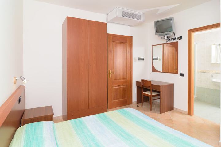 Room 7 of 32