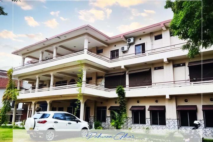 Hotel Pahuna Ghar
