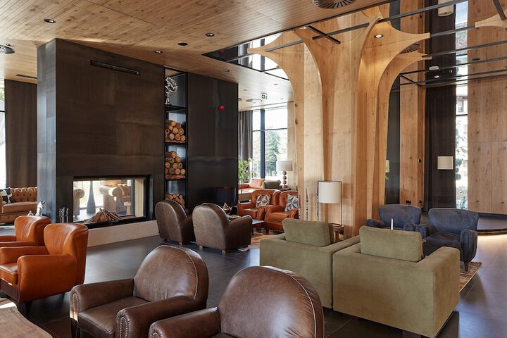 Lobby lounge