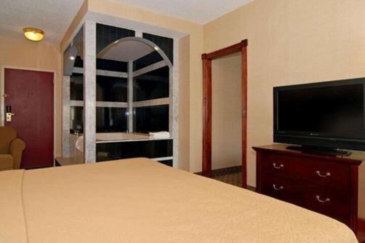 Queen Bed Accessible (8 of 16)