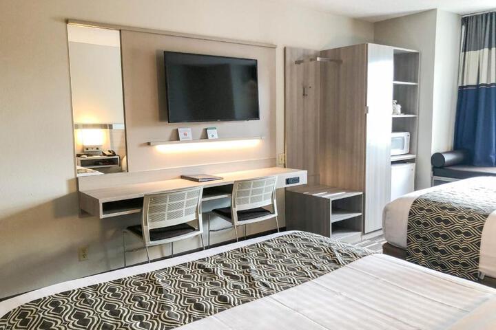 1 Queen Bed Accessible Room (18 of 20)
