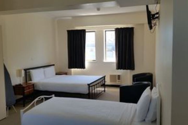 Room 6 of 10