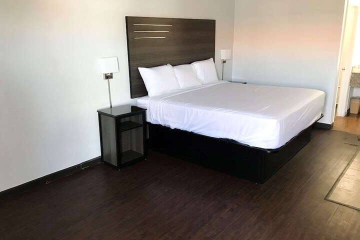 1 King Bed Efficiency (7 of 7)