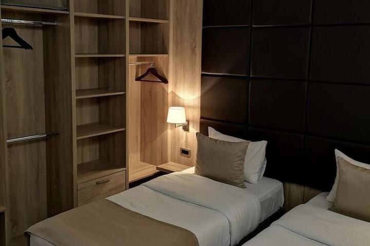 Room 6 of 42