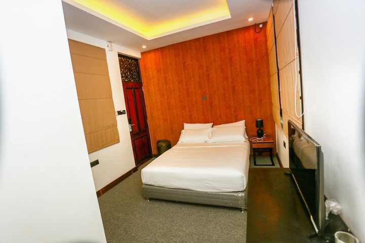 Room 9 of 16