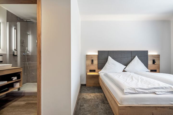 Room 4 of 72