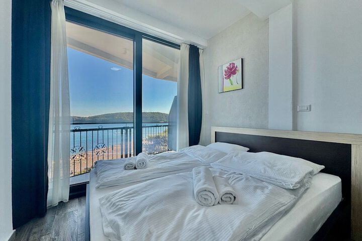 Room 2 of 83